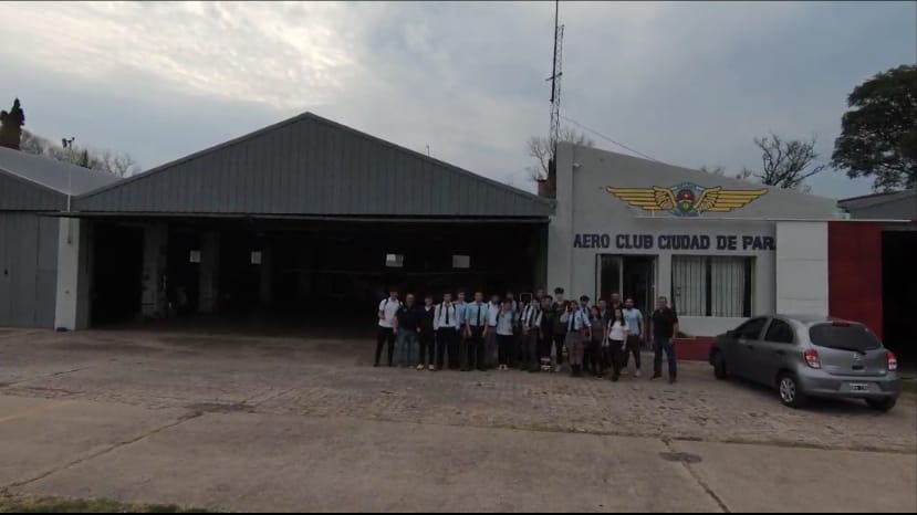 Alumnos de la Escuela Técnica «Ten. Cenobio Candelaria» exploran el mundo de la aviación en el Aeroclub Ciudad de Paraná.