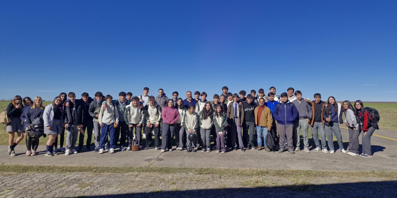 Alumnos de la Escuela «Ten. Cenobio Candelaria» visitan el Aeroclub Paraná para una Jornada de Capacitación Aeronáutica.