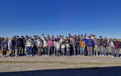Alumnos de la Escuela «Ten. Cenobio Candelaria» visitan el Aeroclub Paraná para una Jornada de Capacitación Aeronáutica.